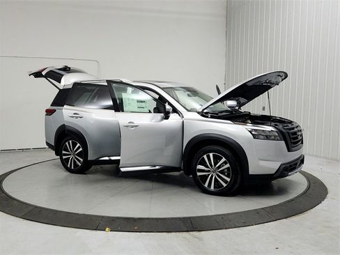 Used 2025 Nissan Pathfinder Platinum w/ Black Appearance Package image 9