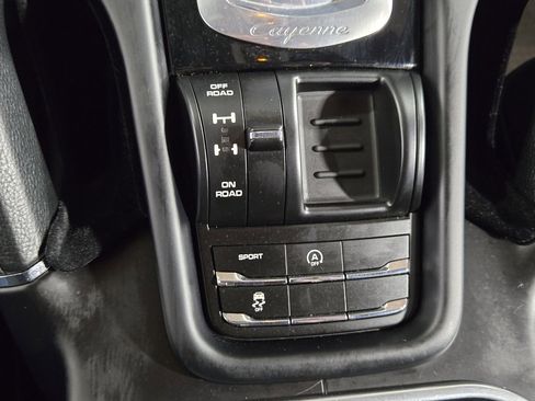 Used 2018 Porsche Cayenne Platinum Edition image 18