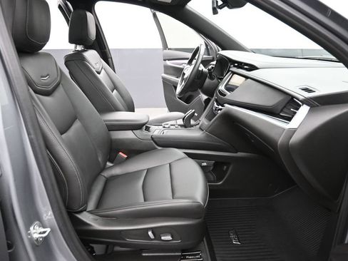 Used 2025 Cadillac XT6 Luxury FWD image 16