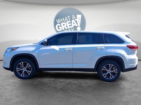 Used 2019 Toyota Highlander Plus FWD image 7