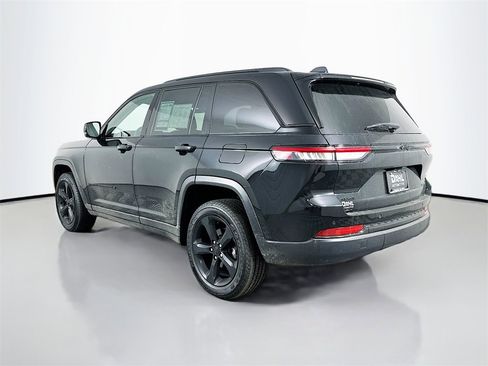 Used 2024 Jeep Grand Cherokee Limited w/ Black Appearance Package image 5