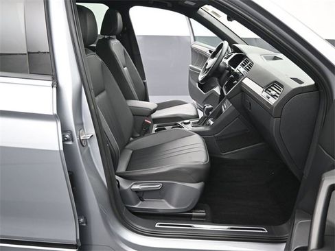 Used 2022 Volkswagen Tiguan SE R-Line image 40