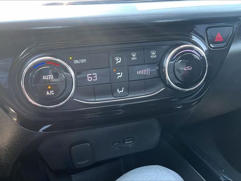 Used 2025 Chevrolet Trax LT FWD image 34