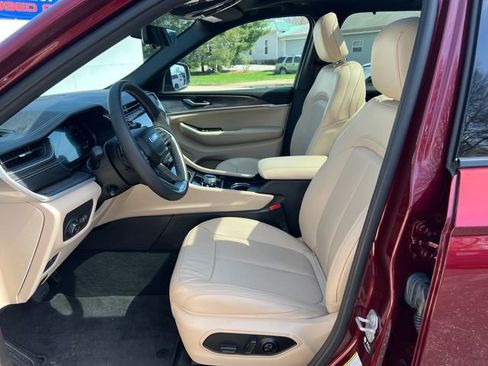 Used 2024 Jeep Grand Cherokee Limited w/ Luxury Tech Group II image 4