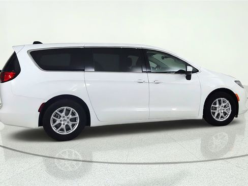 Used 2023 Chrysler Voyager LX FWD image 7