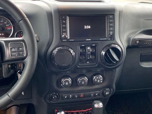 Used 2017 Jeep Wrangler Unlimited Rubicon AWD/4WD image 9