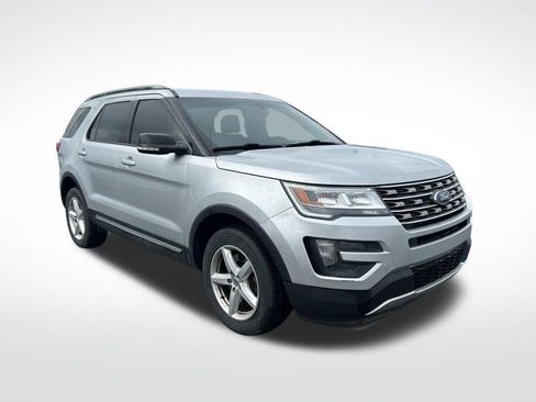 Used 2016 Ford Explorer XLT w/ Equipment Group 201A image 2
