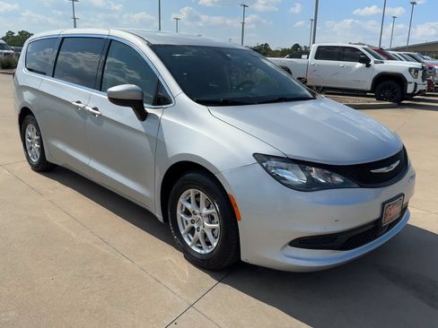 Used 2022 Chrysler Voyager LX FWD image 3