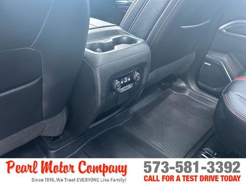 Used 2025 Chevrolet Traverse RS image 23