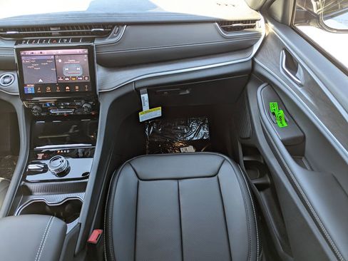 New 2025 Jeep Grand Cherokee Limited w/ Luxury Tech Group II AWD/4WD image 16