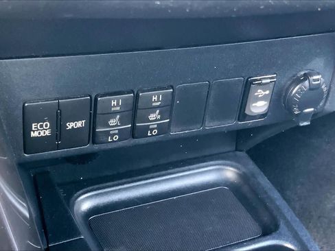 Used 2016 Toyota RAV4 SE image 32