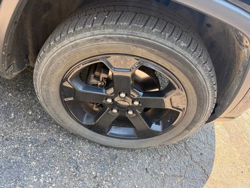 Used 2019 Jeep Grand Cherokee Laredo AWD/4WD image 13