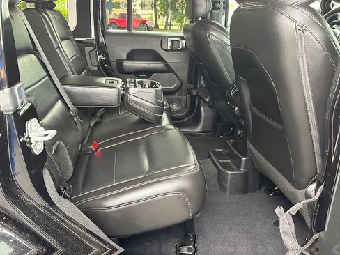 Used 2018 Jeep Wrangler Unlimited Sahara AWD/4WD image 10