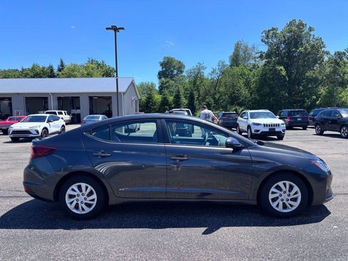 Used 2020 Hyundai Elantra SE FWD image 2