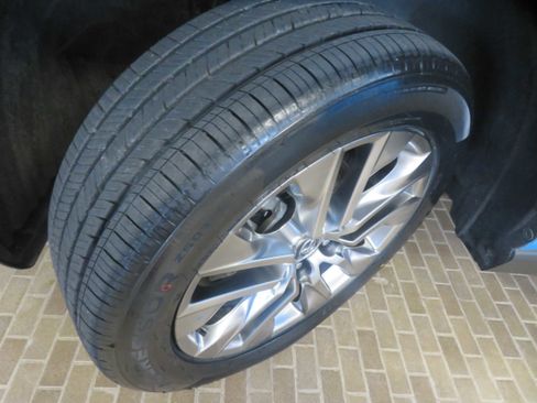 Used 2020 Toyota RAV4 XLE Premium image 11