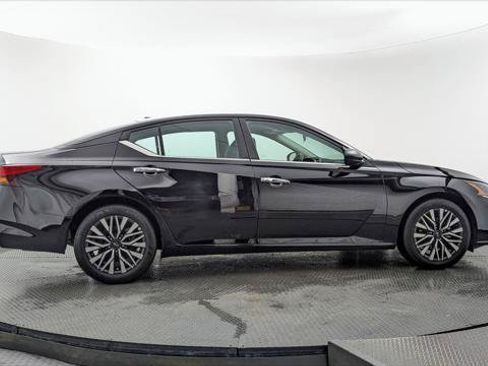 Used 2025 Nissan Altima 2.5 SV FWD image 9