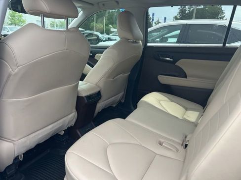 Used 2020 Toyota Highlander XLE FWD image 8