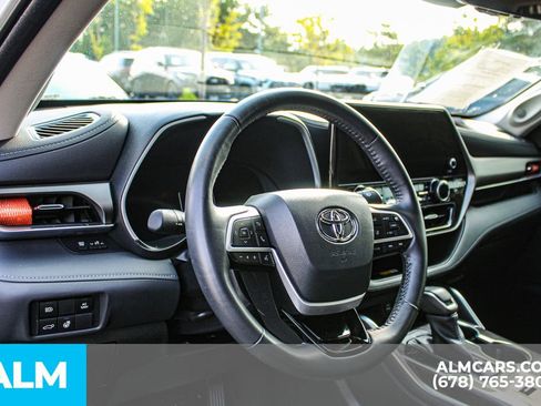 Used 2023 Toyota Highlander Limited image 25
