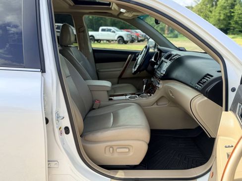 Used 2012 Toyota Highlander Limited w/ Tow Pkg FWD image 29