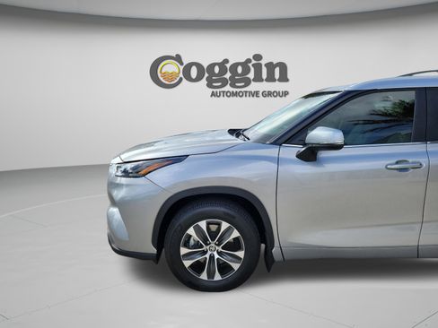 Used 2023 Toyota Highlander XLE FWD image 32