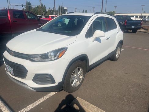 Used 2019 Chevrolet Trax LT w/ LT Convenience Package image 2
