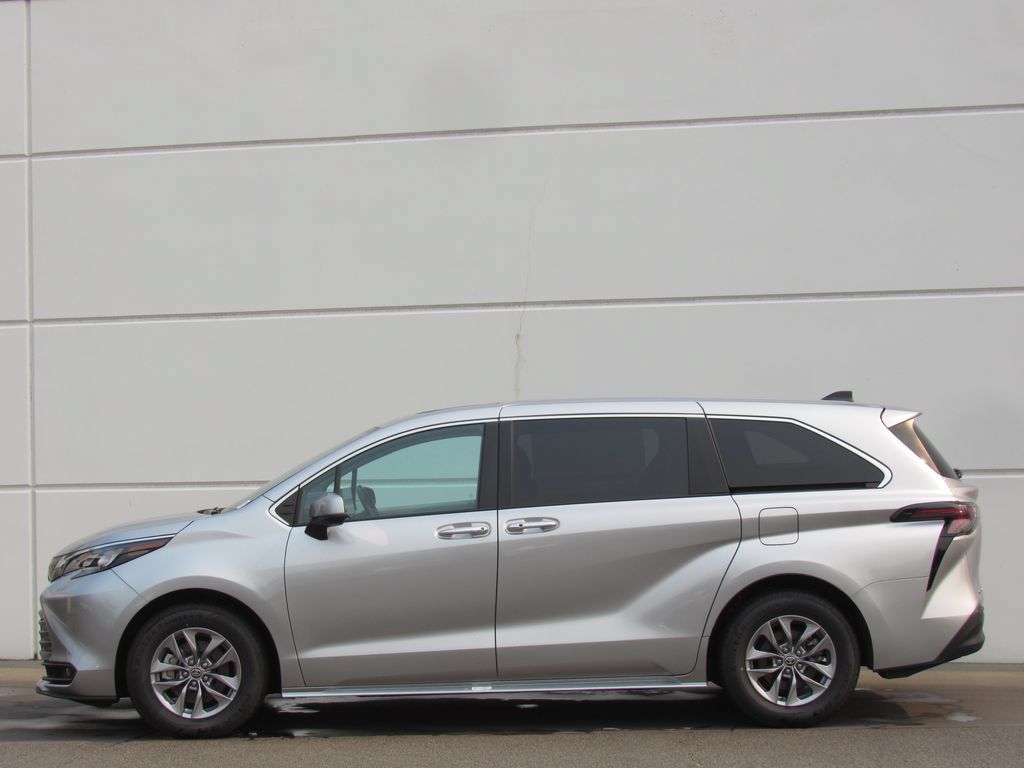 Certified 2025 Toyota Sienna XLE FWD image 4