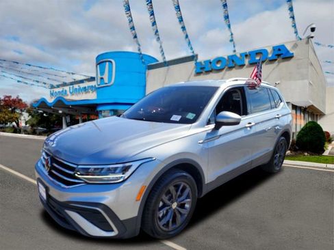 Used 2024 Volkswagen Tiguan SE image 1