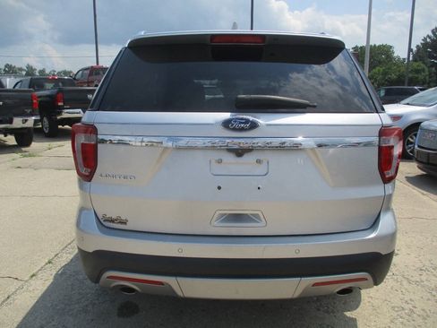 Used 2017 Ford Explorer Limited w/ Equipment Group 301A FWD image 5