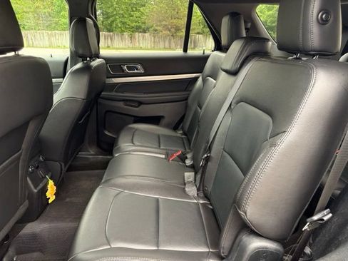 Used 2018 Ford Explorer XLT w/ Equipment Group 202A AWD/4WD image 17