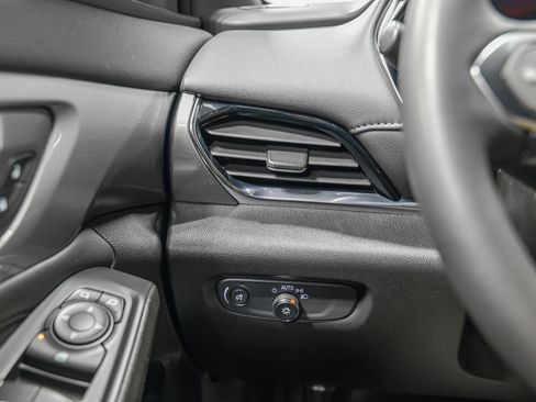 Used 2023 Chevrolet Traverse LT image 24