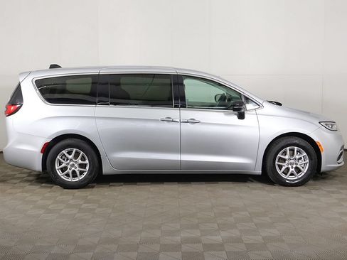 Used 2024 Chrysler Pacifica Touring-L FWD image 19