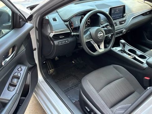 Used 2025 Nissan Altima 2.5 SV FWD image 10