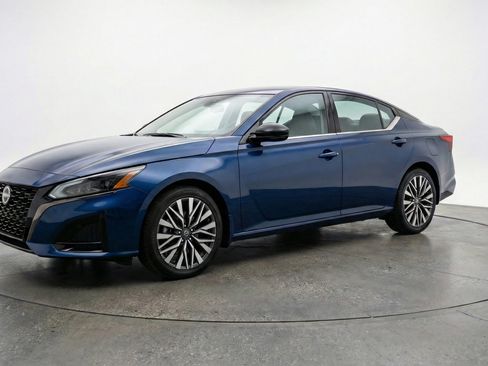 Used 2025 Nissan Altima 2.5 SV FWD image 3