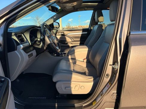 Used 2015 Toyota Highlander XLE image 12