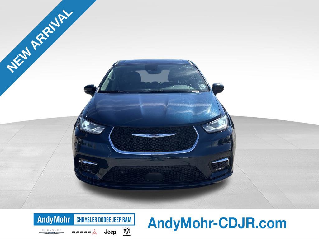 Used 2023 Chrysler Pacifica Touring-L FWD image 2