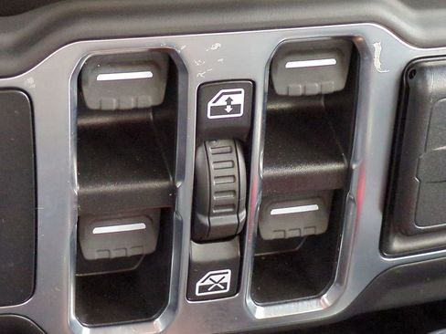 Used 2023 Jeep Wrangler Unlimited Sahara image 23