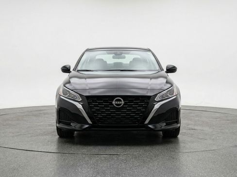 Used 2025 Nissan Altima 2.5 SV image 2