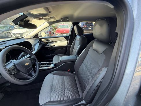 Used 2025 Chevrolet Trax LT FWD image 24