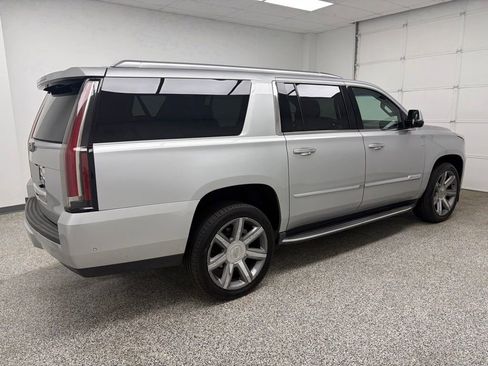 Used 2017 Cadillac Escalade ESV Luxury AWD/4WD image 7