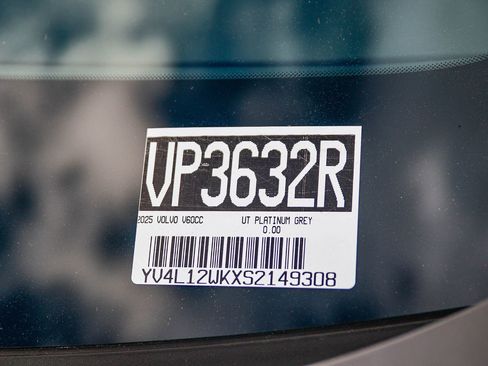 Used 2025 Volvo V60 B5 Cross Country Plus image 61