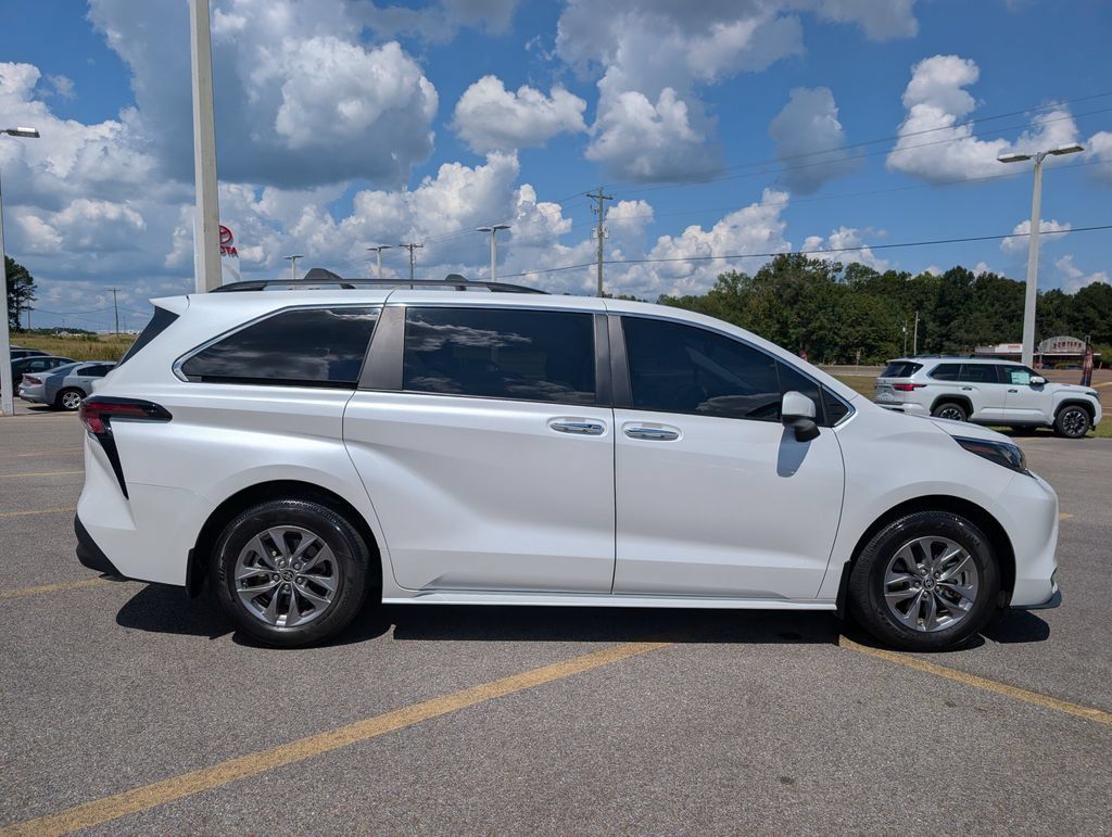 Used 2025 Toyota Sienna XLE w/ XLE Plus Package FWD image 6