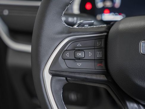 New 2025 Jeep Grand Cherokee Altitude image 27