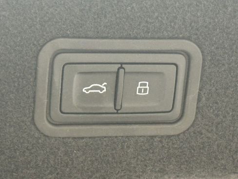 Used 2023 Audi A8 L 3.0T image 21