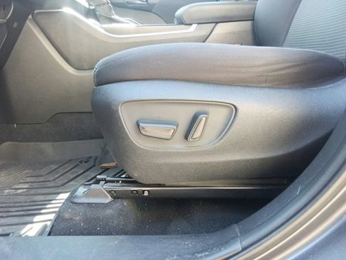 Used 2020 Toyota Highlander LE FWD image 17