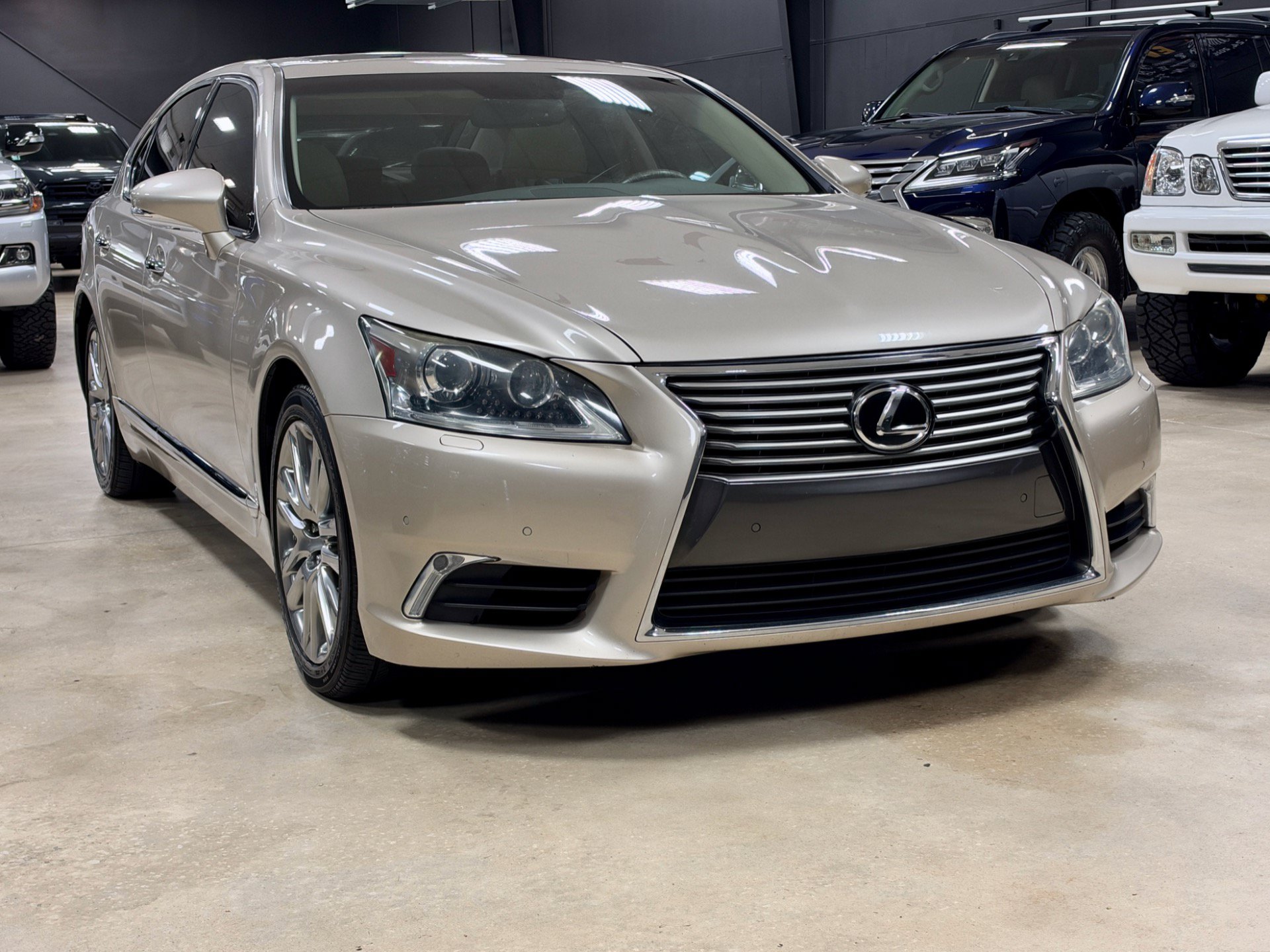 Used 2014 Lexus LS 460 w/ Comfort Package RWD image 4