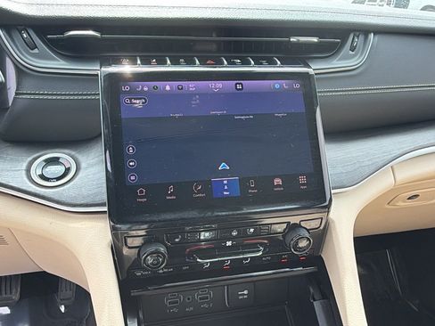 Used 2024 Jeep Grand Cherokee Limited w/ Luxury Tech Group II image 33