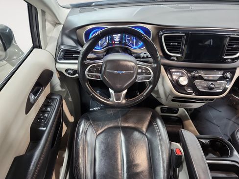 Used 2017 Chrysler Pacifica Touring-L FWD image 10