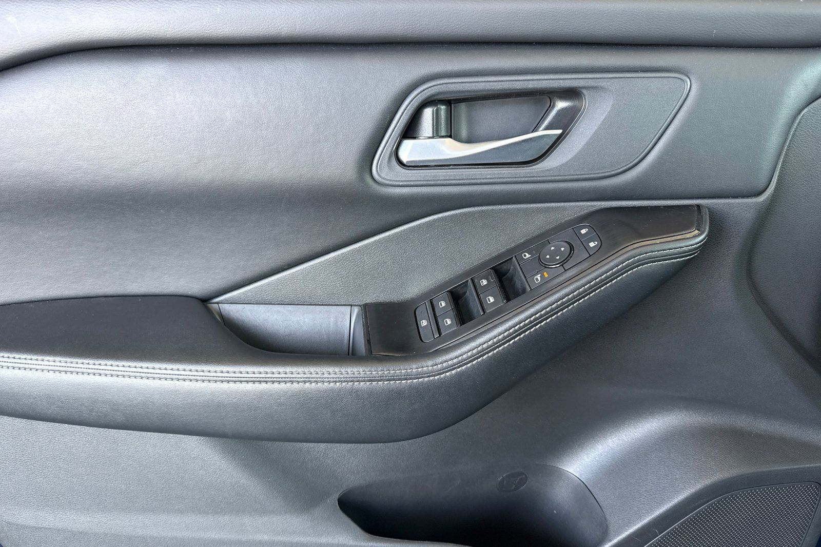 Certified 2025 Nissan Rogue SV AWD/4WD image 13