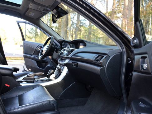 Used 2015 Honda Accord Touring image 11