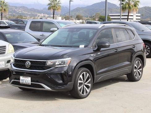 Used 2023 Volkswagen Taos SE w/ Panoramic Sunroof Package image 3